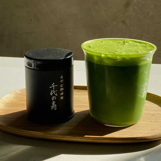 Chiyo no Kotobuki matcha can next to a matcha latte made of Chiyo no Kotobuki