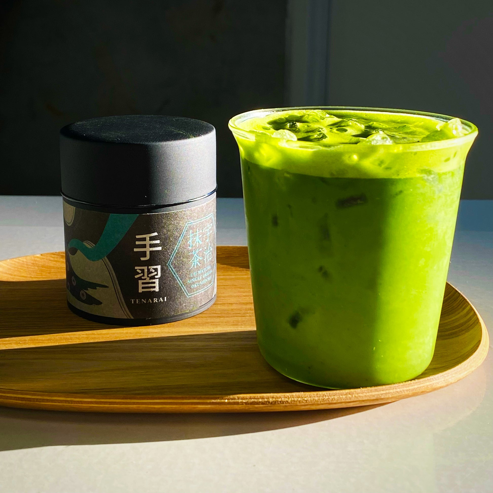 Tenarai matcha can next to a matcha latte made from Tenarai.